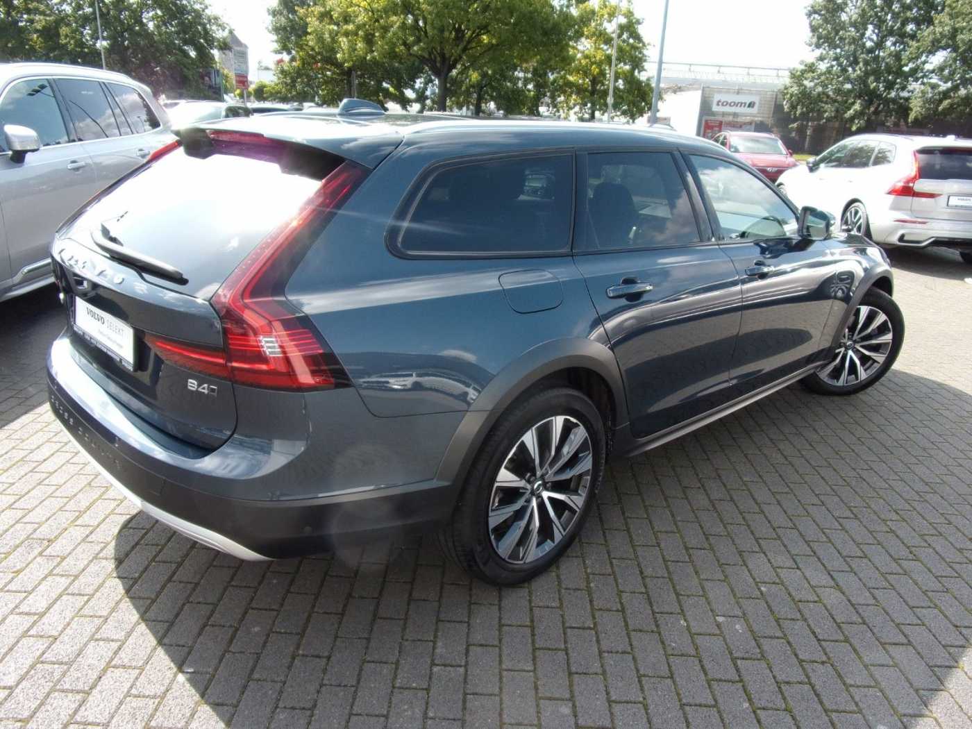 Volvo  B4 Cross Country Pro AWD