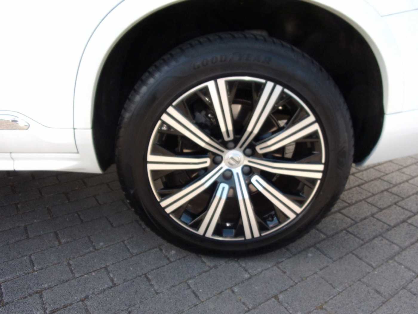 Volvo  Plus Bright AWD