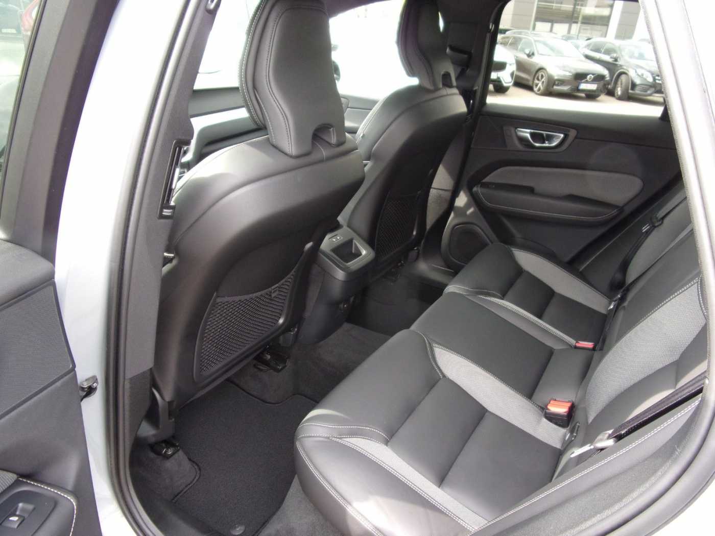 Volvo  B4 Plus Dark 2WD