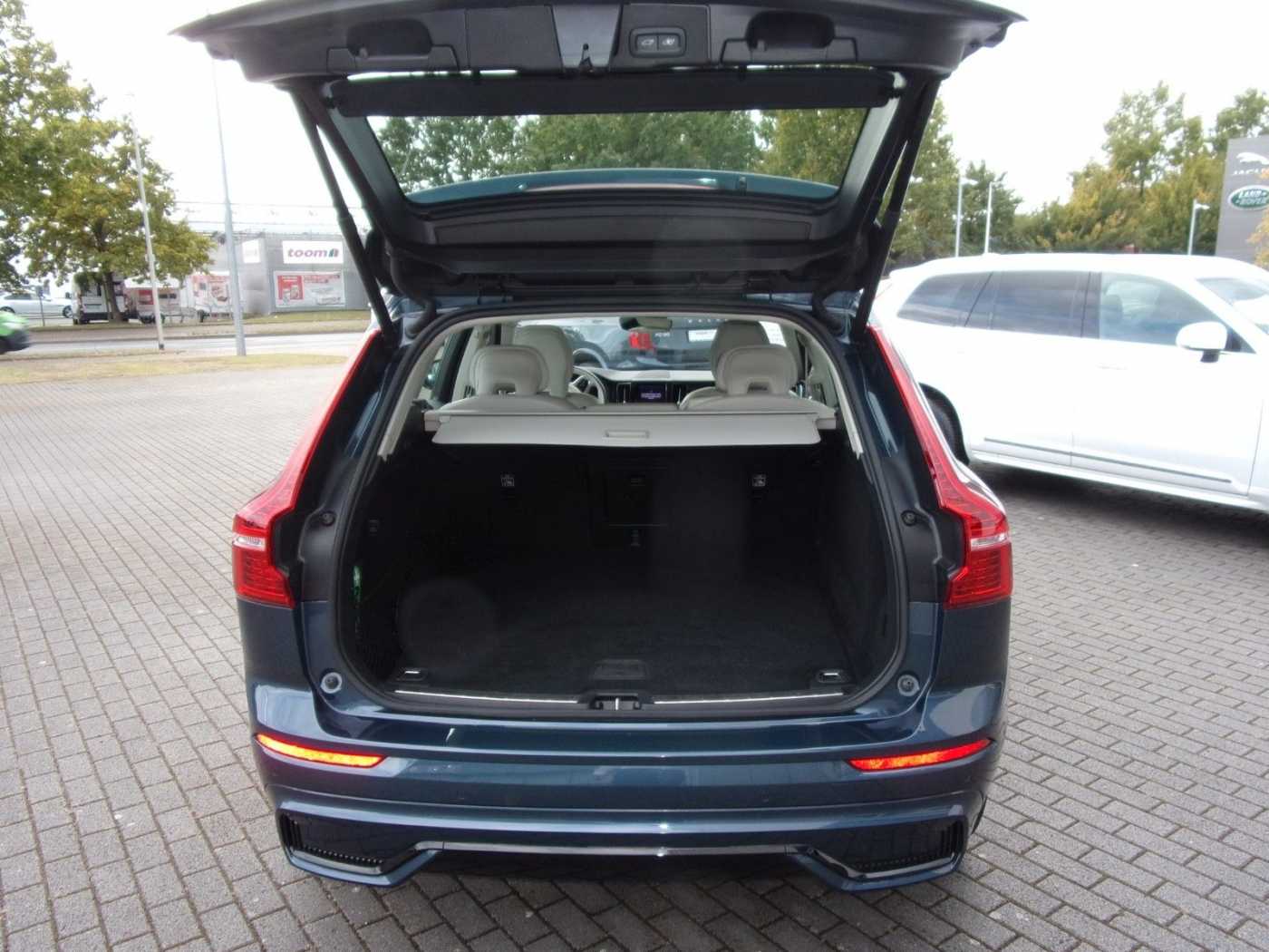 Volvo  B4 Plus Dark AWD