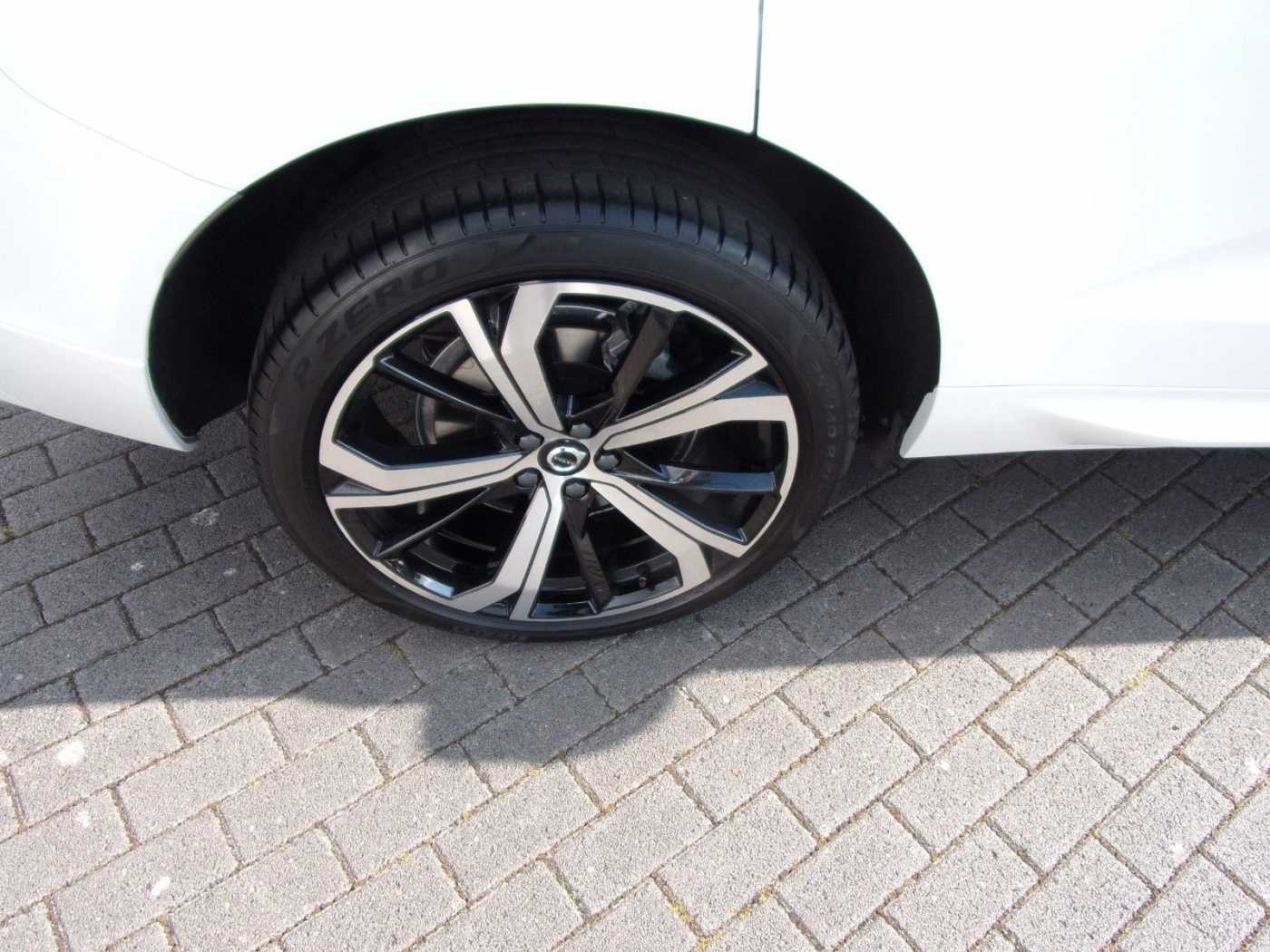 Volvo  B4  Plus Dark AWD