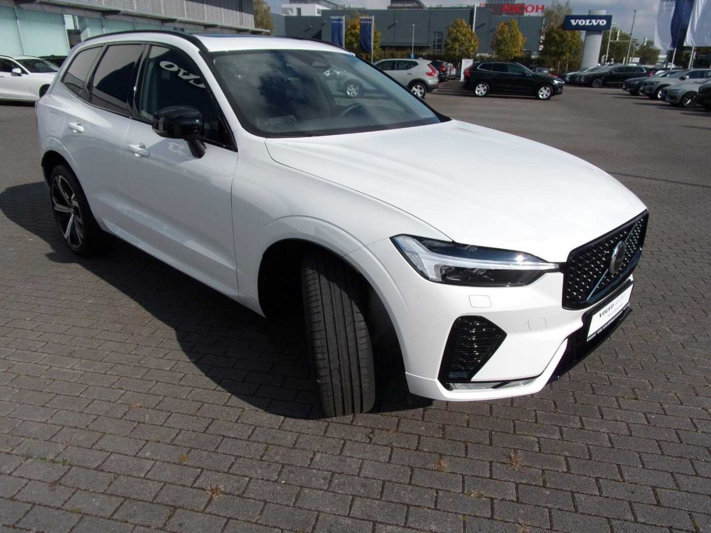 Volvo  B4  Plus Dark AWD