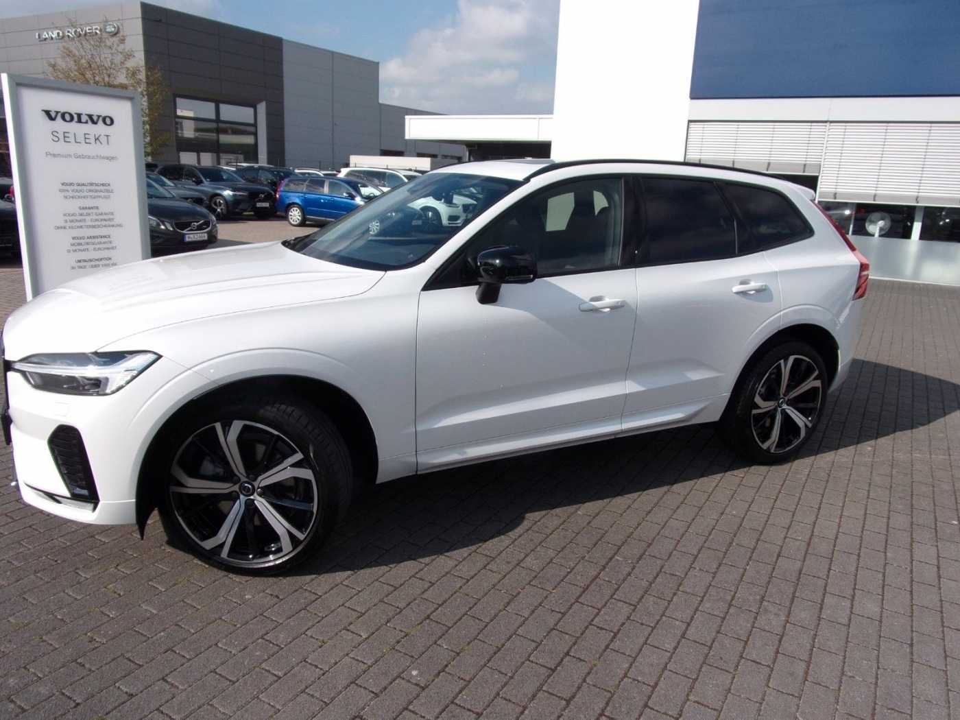 Volvo  B4  Plus Dark AWD