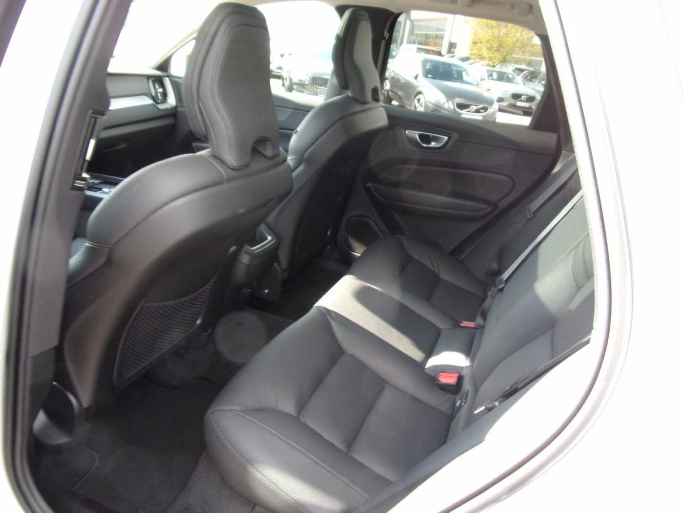 Volvo  B4  Plus Dark AWD