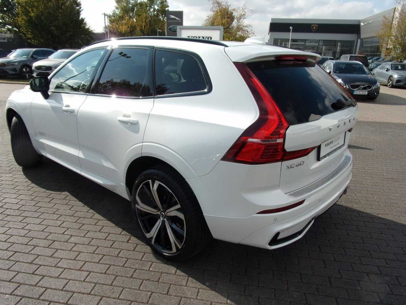 Volvo  B4  Plus Dark AWD