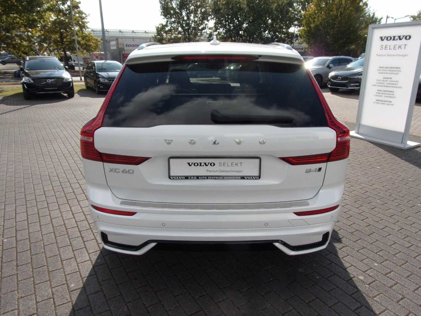 Volvo  B4  Plus Dark AWD
