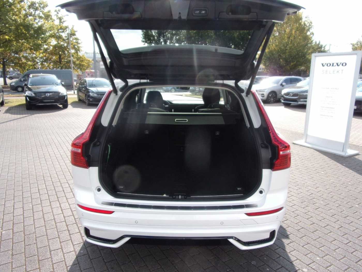Volvo  B4  Plus Dark AWD