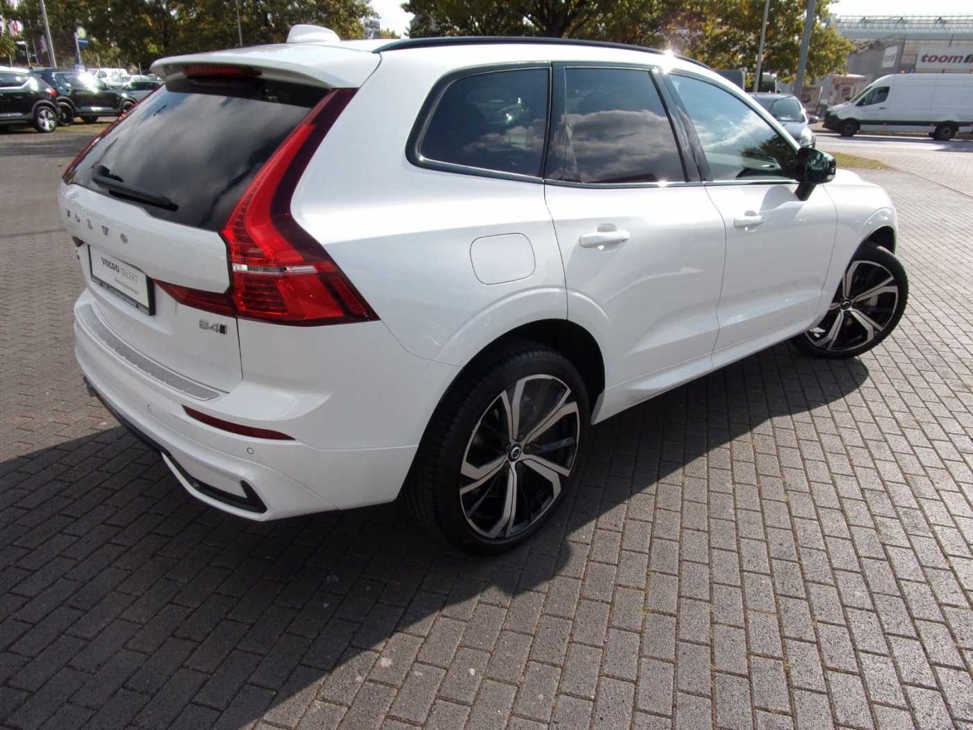 Volvo  B4  Plus Dark AWD