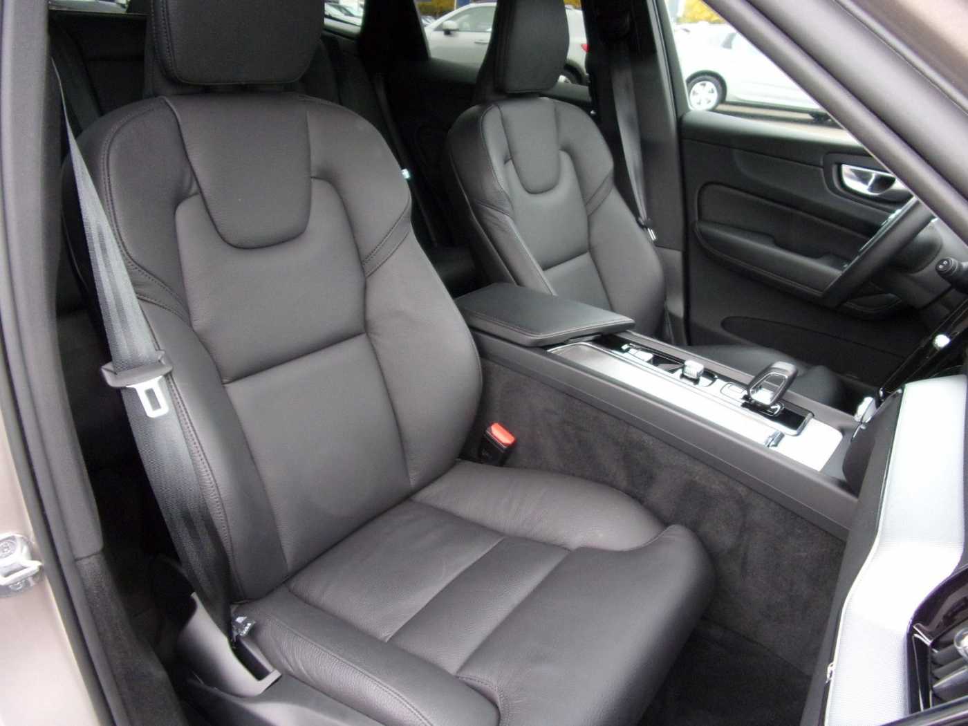 Volvo  B4 Plus Dark 2WD
