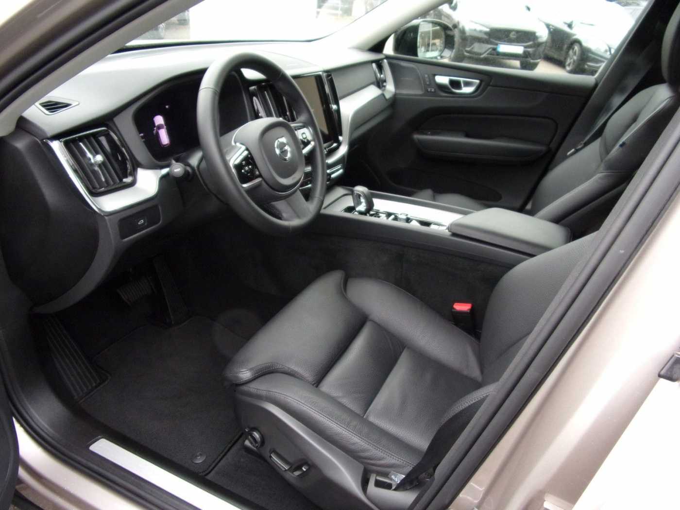 Volvo  B4 Plus Dark 2WD