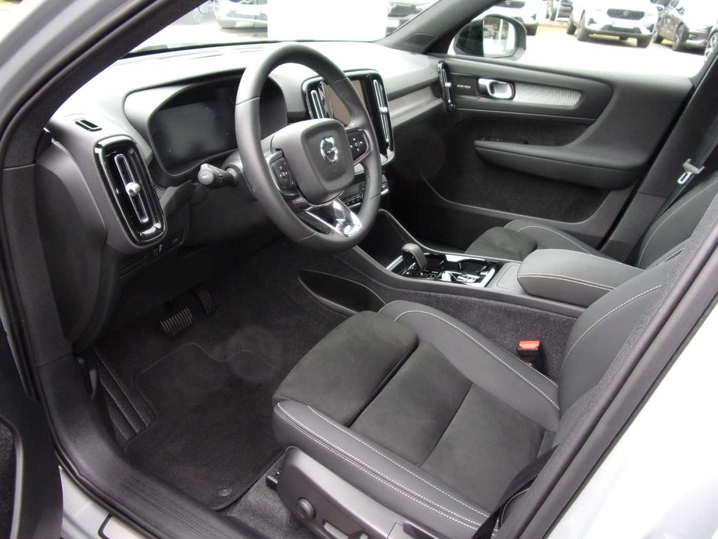 Volvo  T2  Plus Dark 2WD