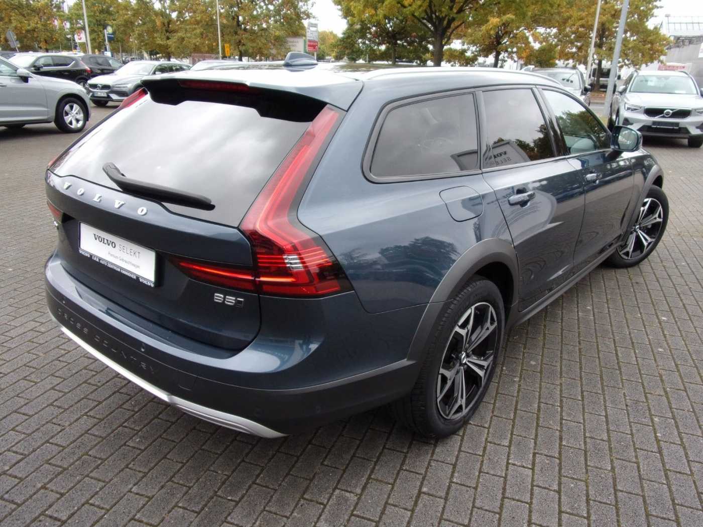Volvo  B4 Cross Country Pro AWD