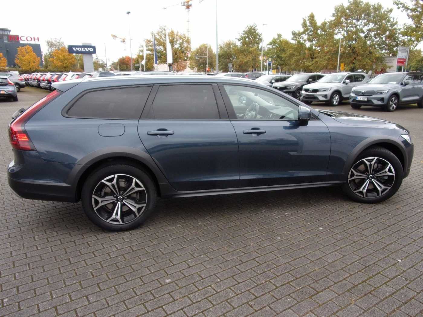 Volvo  B4 Cross Country Pro AWD