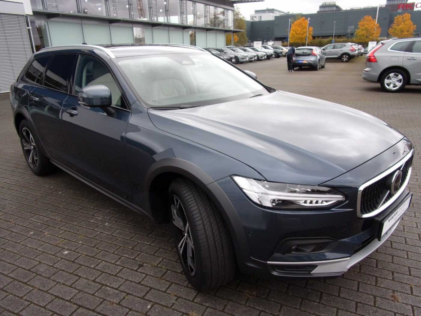 Volvo  B4 Cross Country Pro AWD