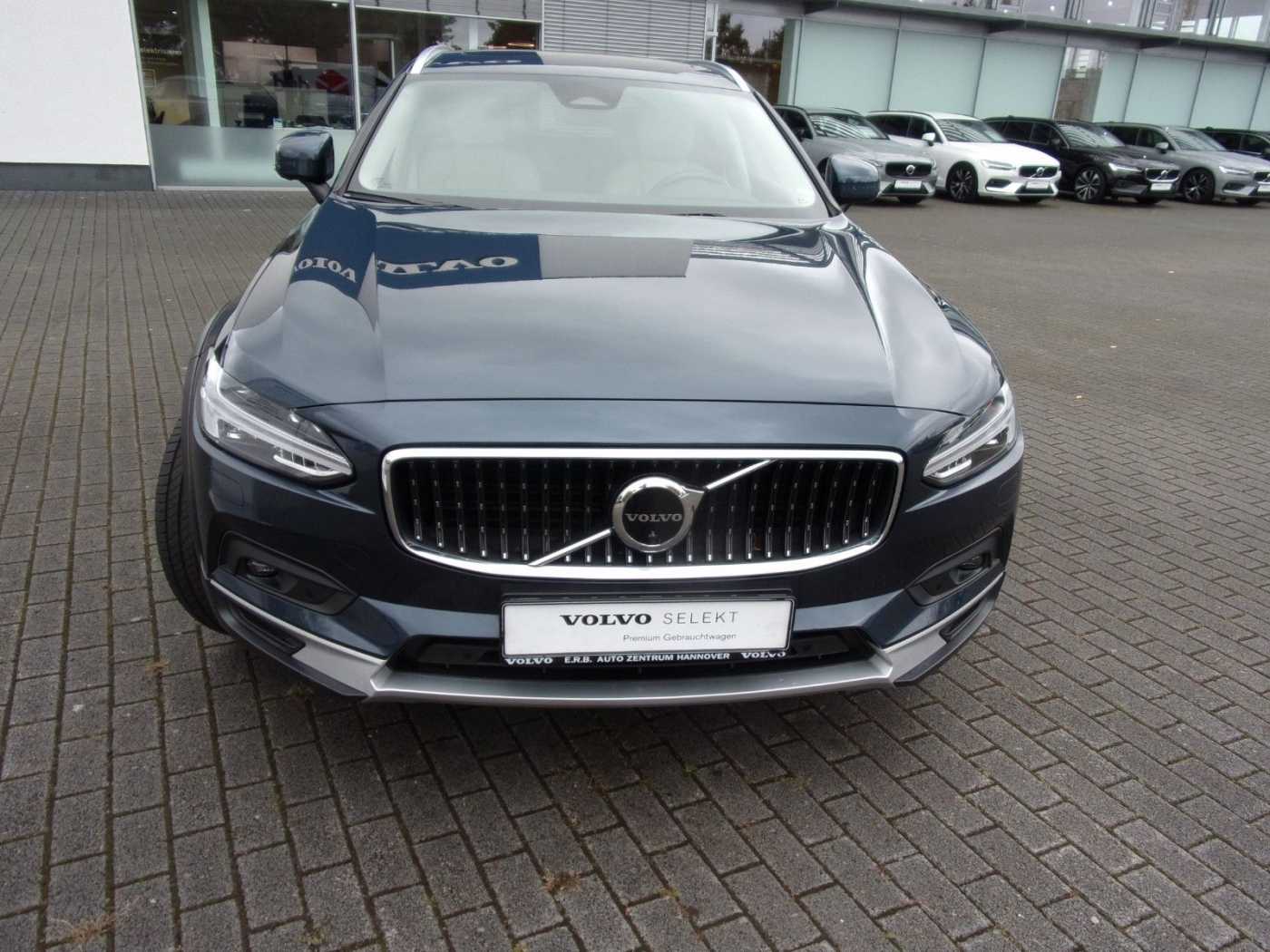 Volvo  B4 Cross Country Pro AWD