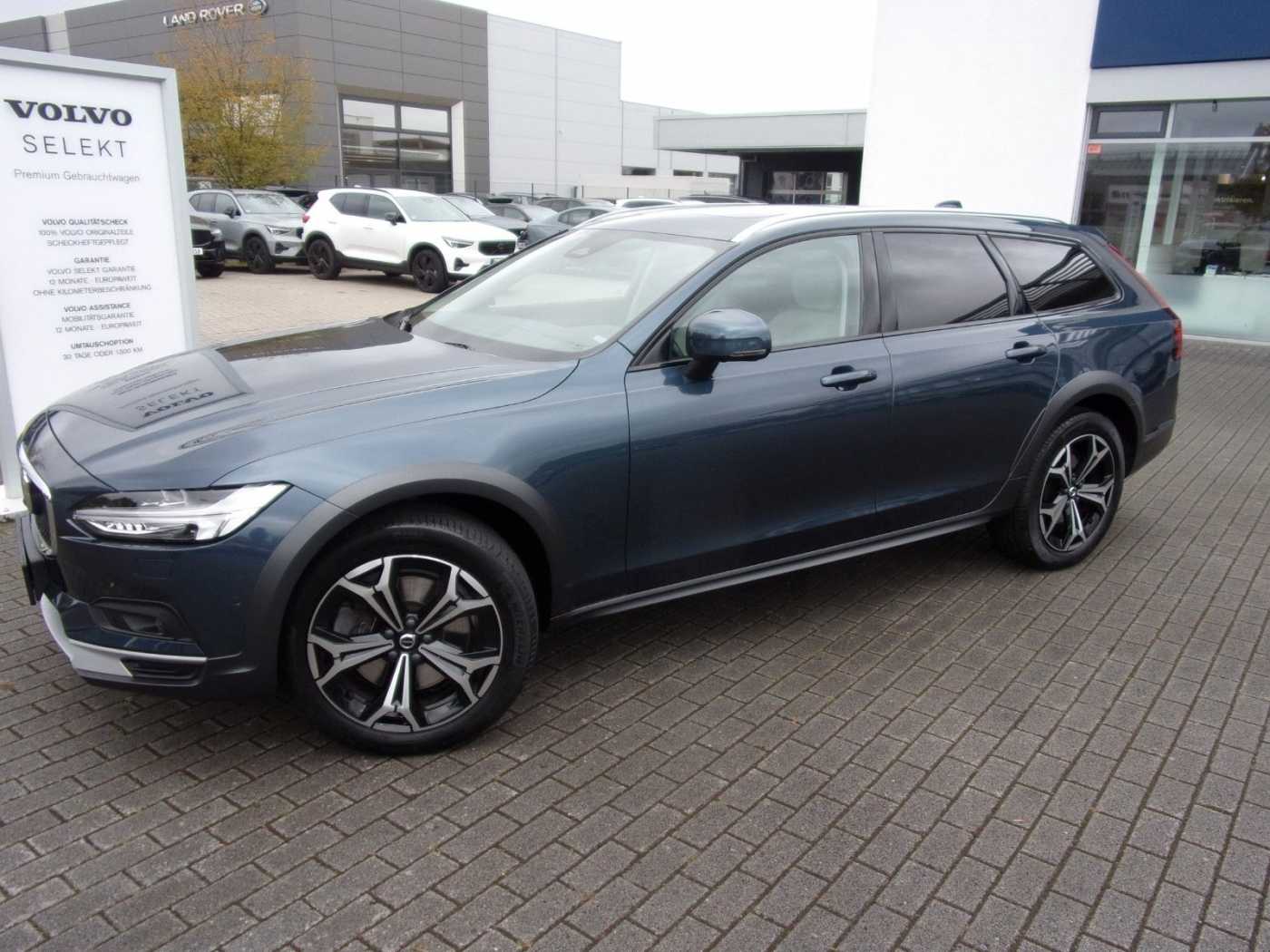 Volvo  B4 Cross Country Pro AWD