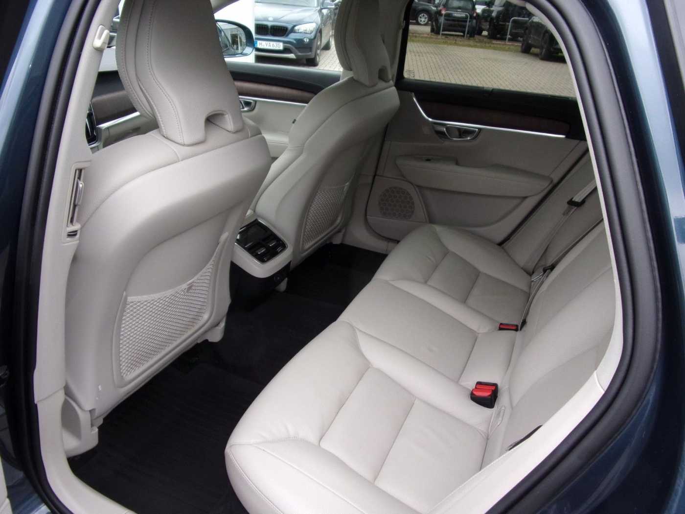 Volvo  B4 Cross Country Pro AWD