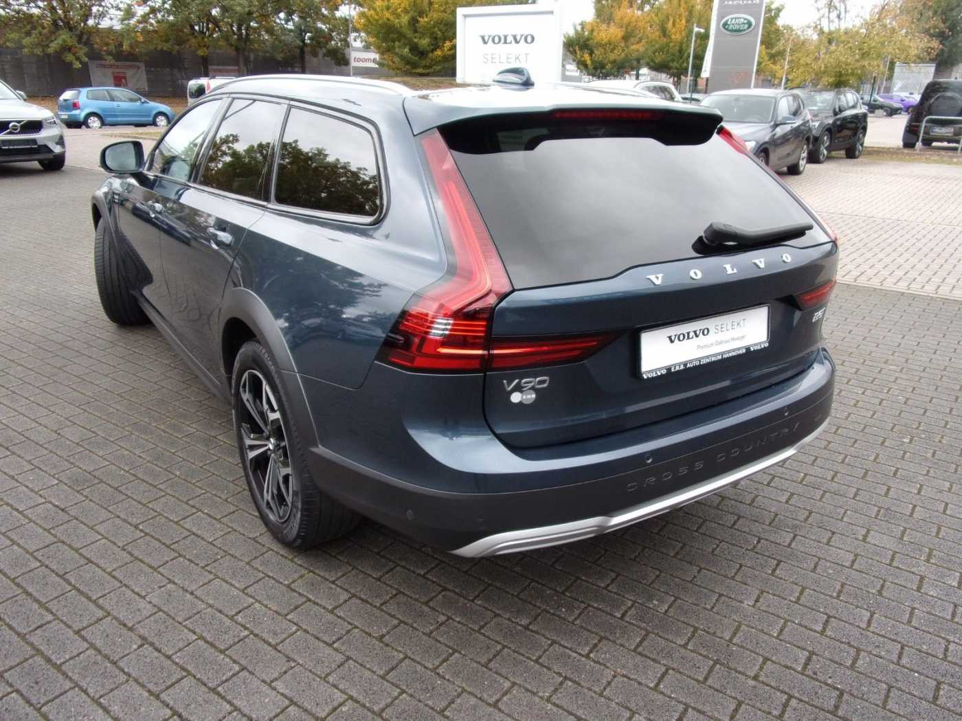 Volvo  B4 Cross Country Pro AWD