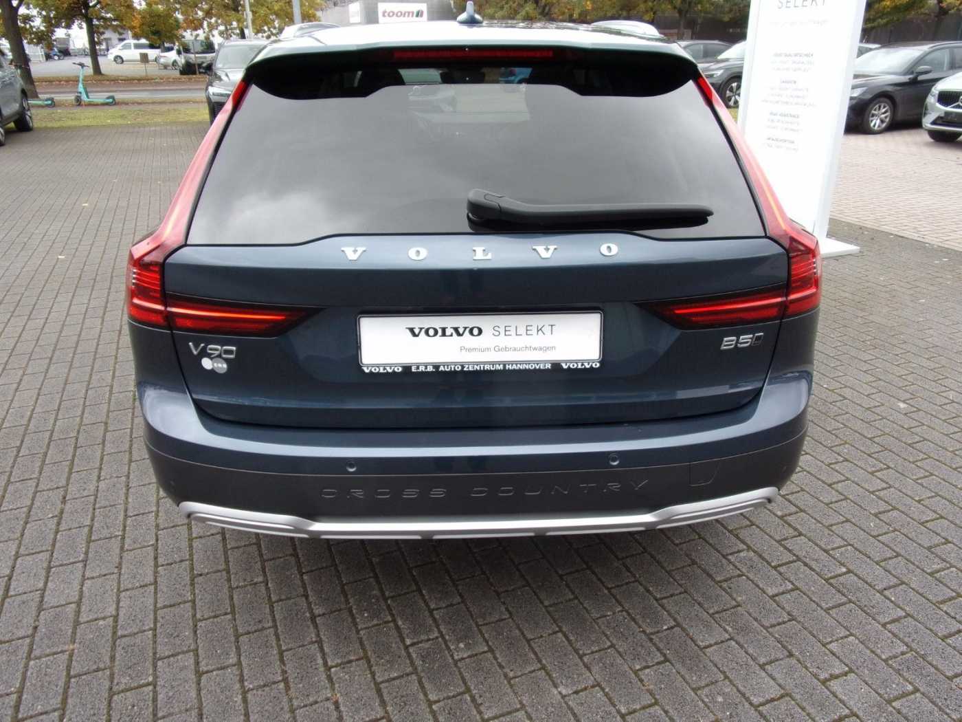 Volvo  B4 Cross Country Pro AWD