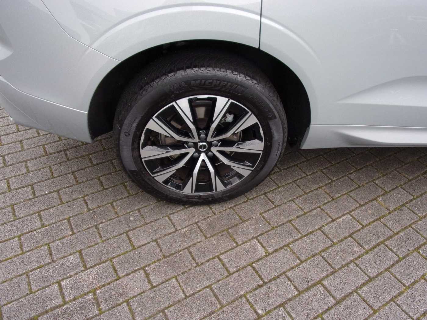 Volvo  B4Plus Dark 2WD