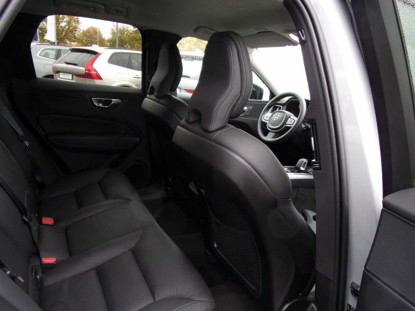 Volvo  B4Plus Dark 2WD