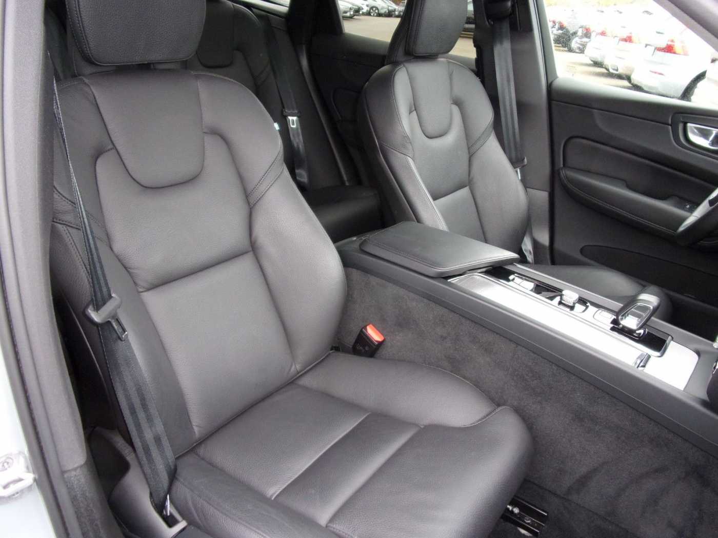 Volvo  B4Plus Dark 2WD