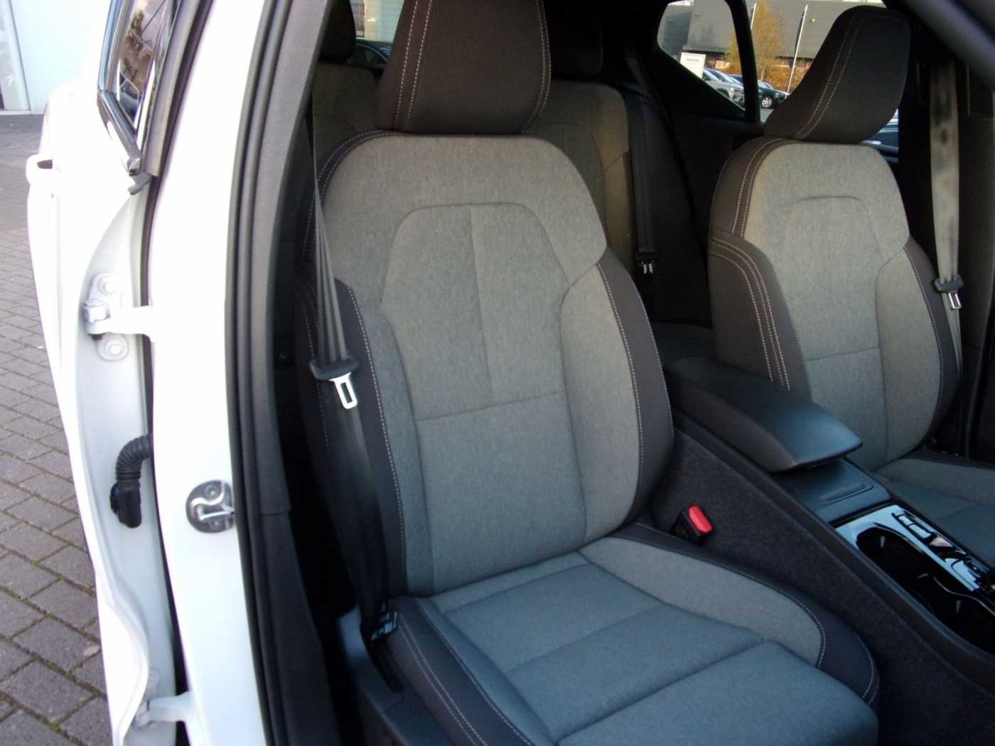 Volvo  B3 Plus Dark 2WD