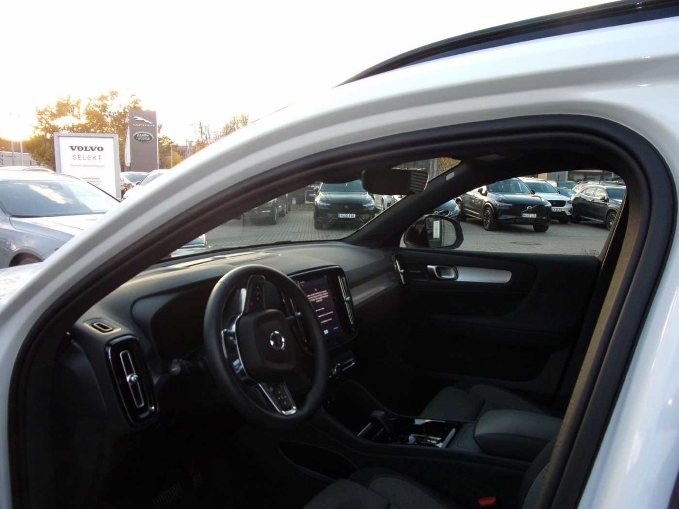 Volvo  B3 Plus Dark 2WD