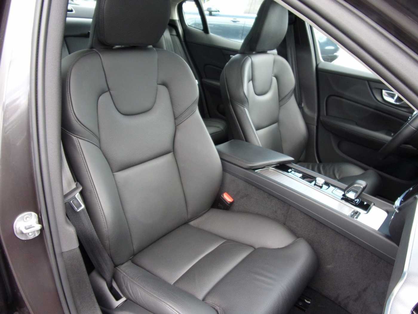 Volvo  B4 Lim. Plus Dark