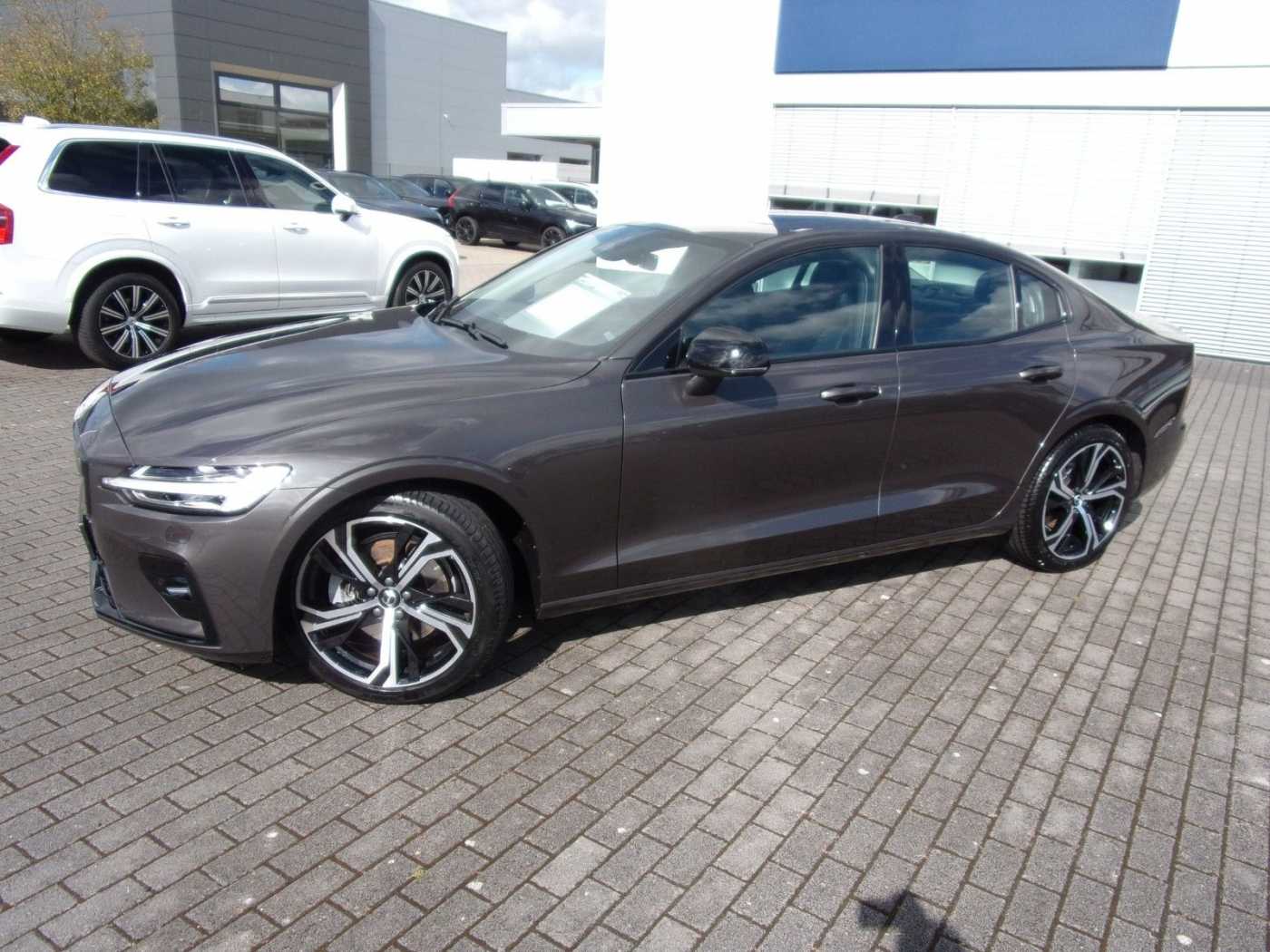 Volvo  B4 Lim. Plus Dark