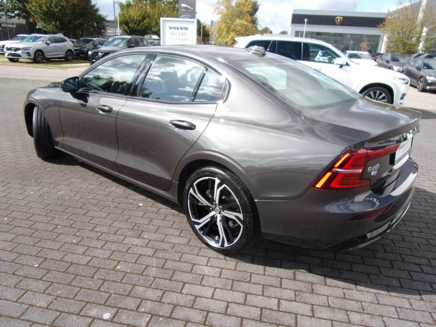 Volvo  B4 Lim. Plus Dark