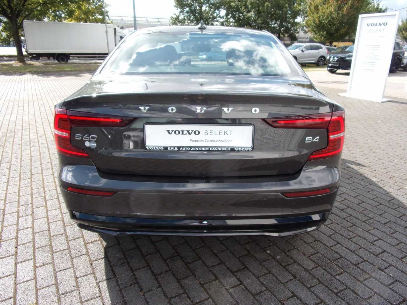 Volvo  B4 Lim. Plus Dark