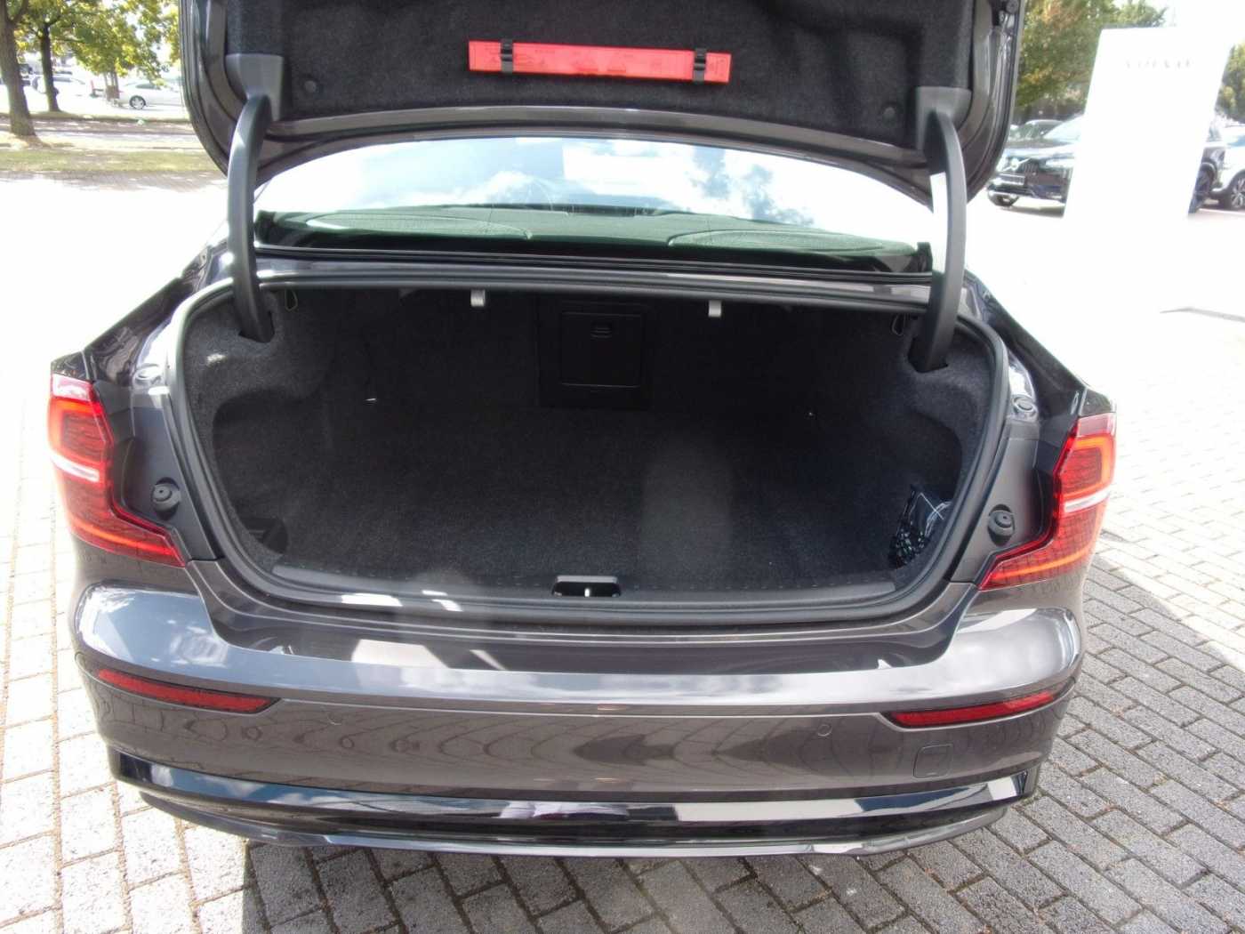 Volvo  B4 Lim. Plus Dark