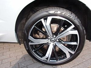 Volvo  B4 Plus Dark 2WD