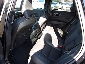 Volvo  B4 Momentum Pro 2WD