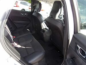 Volvo  B4 FWD AT Momentum Pro 2WD