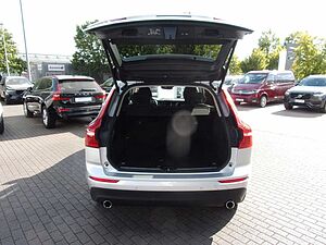 Volvo  B4 FWD AT Momentum Pro 2WD
