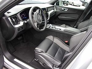 Volvo  B4 Plus Dark 2WD