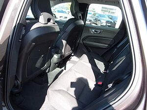 Volvo  B4 Momentum Pro AWD