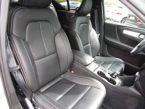 Volvo  T3 Momentum Pro 2WD