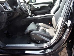 Volvo  B4  AWD Plus