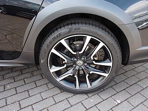 Volvo  B4  AWD Plus