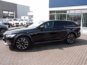 Volvo  B4  AWD Plus