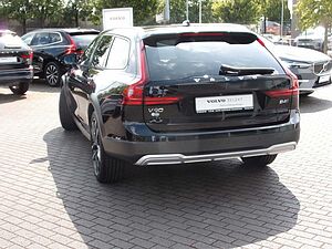 Volvo  B4  AWD Plus