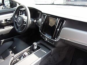 Volvo  B4  AWD Plus
