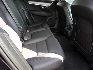 Volvo  B4  AWD Plus
