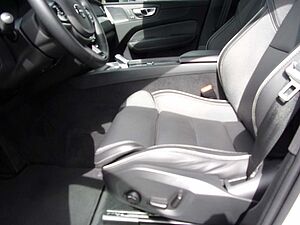 Volvo  B4 Plus Dark 2WD