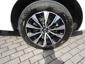 Volvo  B4 Plus Dark 2WD