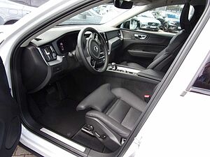 Volvo  B4 Plus Dark 2WD