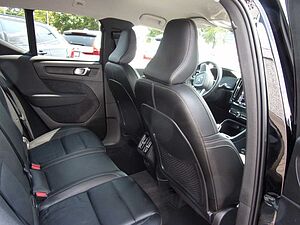 Volvo  B3 Plus Dark 2WD
